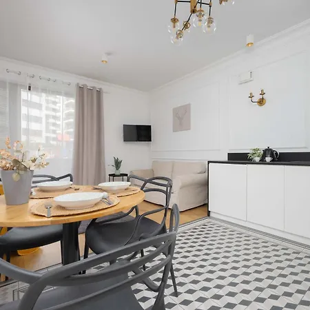 Atmospheric With Terrace And Parking By Renters דירה