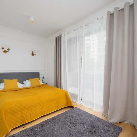 Atmospheric With Terrace And Parking By Renters דירה ורשה